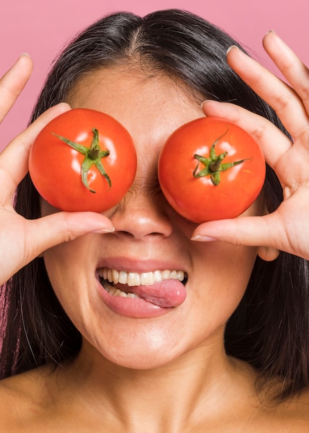 Photo gratuite femme couvrant ses yeux et tirant la langue