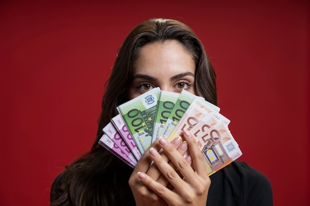 Femme couvrant son visage avec de l'argent