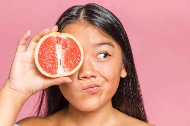 Femme couvrant son visage et regardant au loin