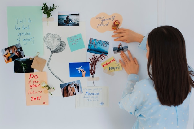 Femme créant son propre tableau de vision