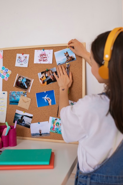 Photo gratuite femme créant son propre tableau de vision