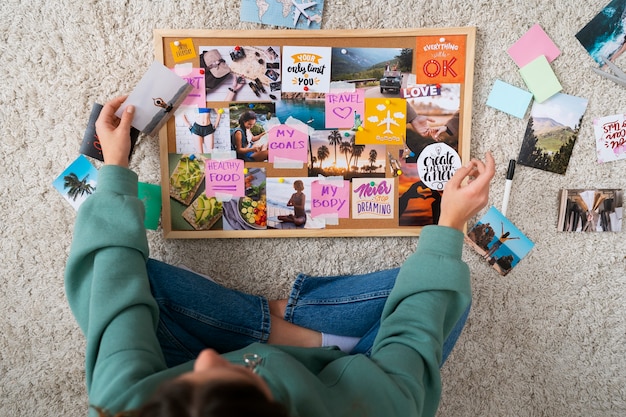 Photo gratuite femme créant une vue de dessus de tableau de vision inspirante