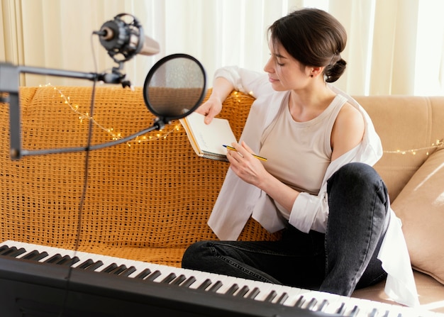 Photo gratuite femme créative pratiquant une chanson à la maison