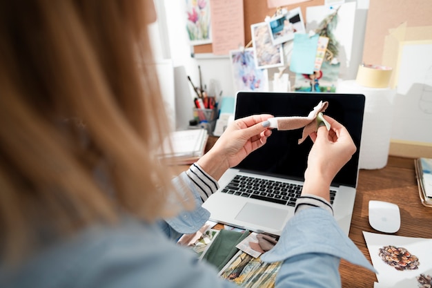 Femme créative travaillant avec du tissu