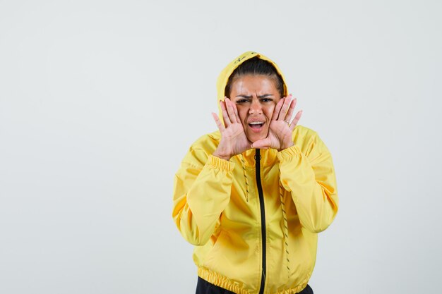 Femme criant ou révélant un secret en costume de sport et ayant l'air troublée. vue de face.