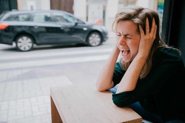 Photo gratuite femme crier au café