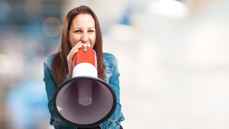 Photo gratuit femme crier dans un mégaphone