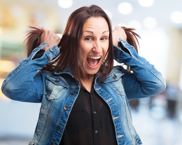 Femme crier et tirant ses cheveux