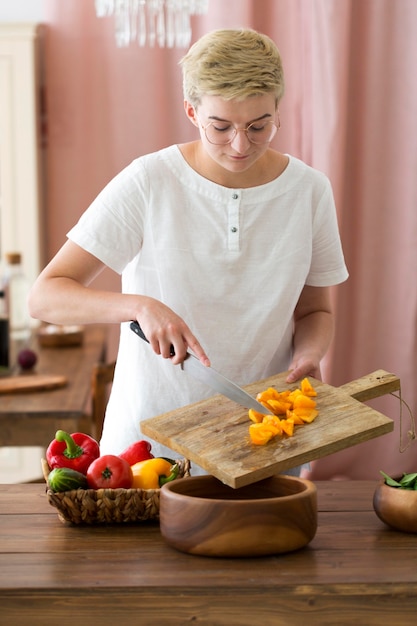 Femme cuisinant des aliments sains