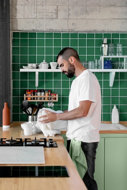 Femme cuisinant dans une cuisine verte