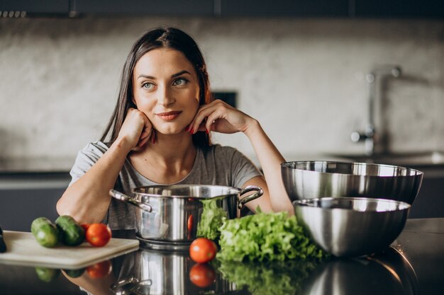 Femme cuisine le déjeuner à la maison