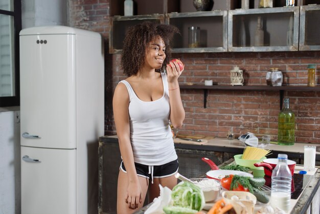 Femme, cuisine, légumes