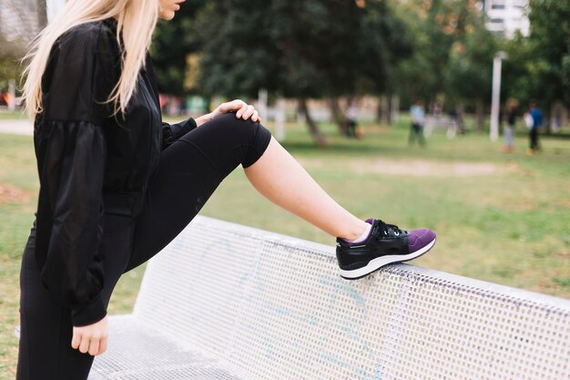 Femme de culture exerçant près de banc