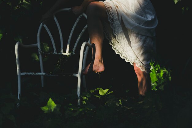 Femme de culture marchant sur une chaise