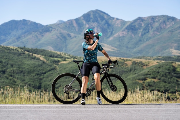 Photo gratuite femme cycliste professionnelle