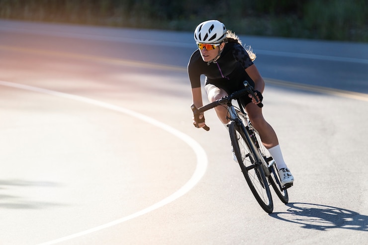Photo gratuit femme cycliste professionnelle