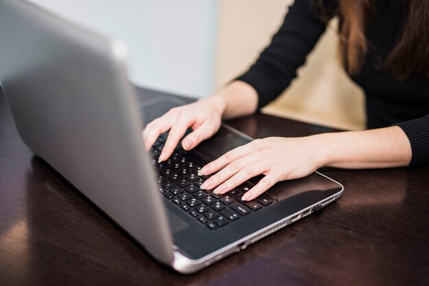 Femme, dactylographie, clavier ordinateur portable