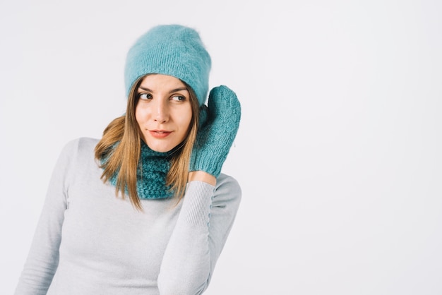 Photo gratuite femme dans des accessoires chauds, tenant la main près de l'oreille