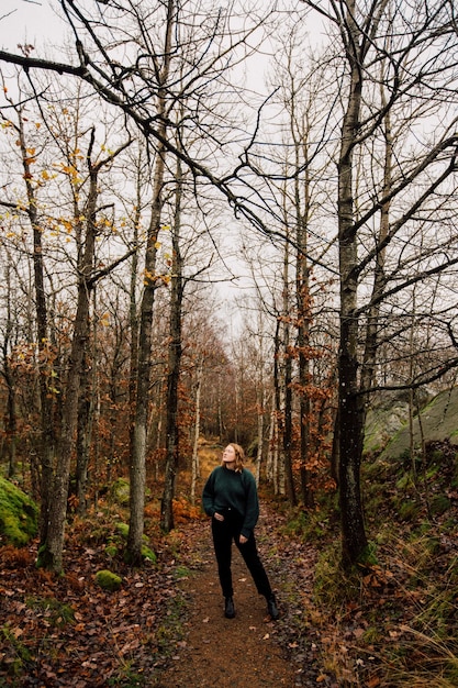 Femme dans les bois