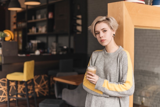 Photo gratuite femme dans un café
