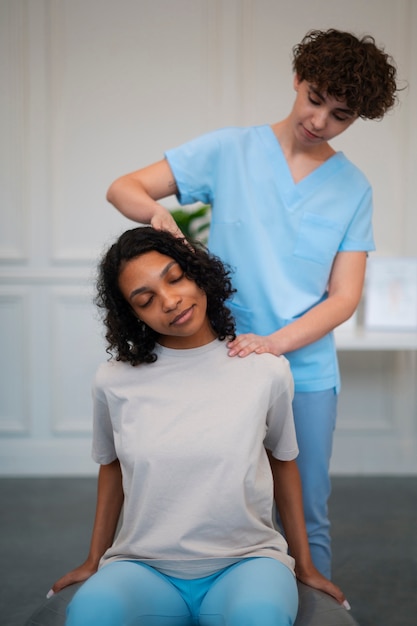 Photo gratuite femme dans un centre de réadaptation recevant un traitement