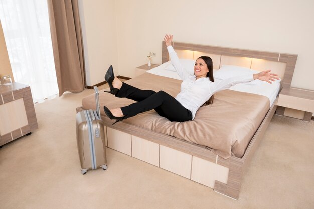 Femme dans chambre d&#39;hôtel