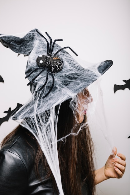 Photo gratuite femme dans un chapeau halloween décoré