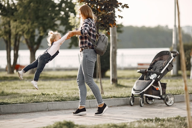 Photo gratuite femme dans une chemise de cellule. famille sur fond de soleil.