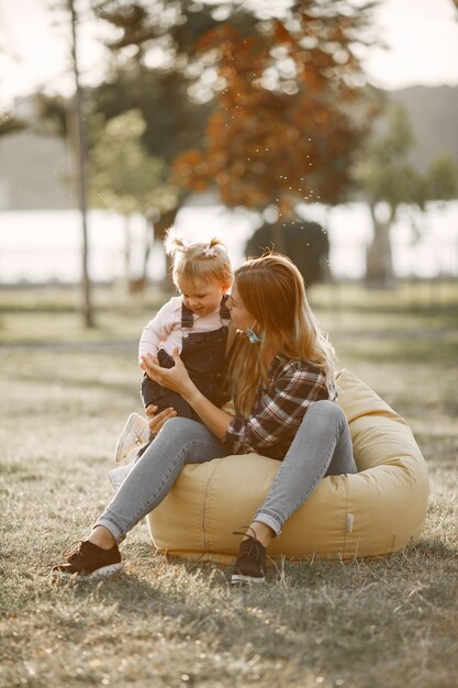 Femme dans une chemise de cellule. Famille sur fond de soleil.