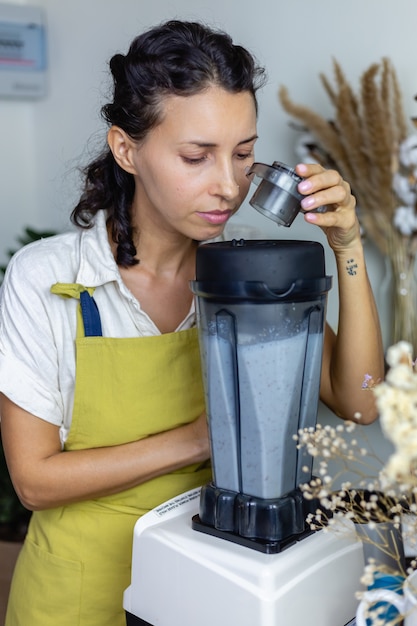 Photo gratuite femme dans la cuisine avec processus de fabrication de pudding de chia