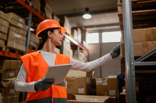 Femme, dans, équipement sécurité, travail