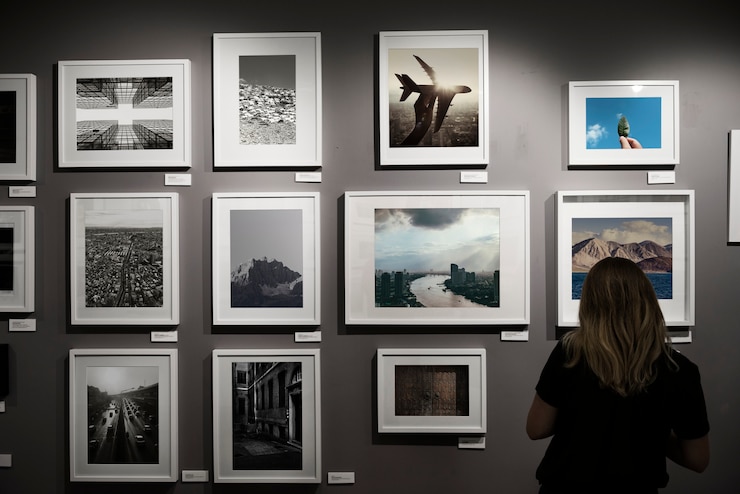 Photo gratuit une femme dans une exposition d'art
