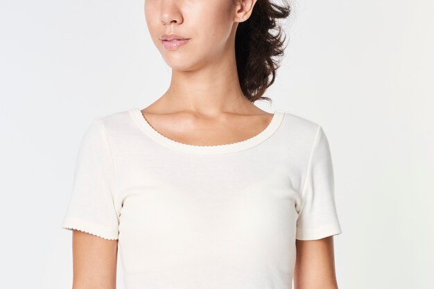 Femme dans une maquette de t-shirt blanc