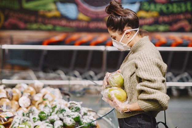 Femme dans un masque de protection dans un supermarché