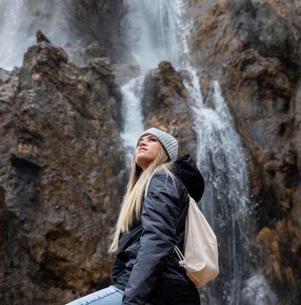 Femme dans la nature à la cascade