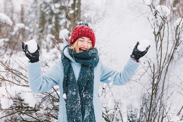 Femme dans la neige volante