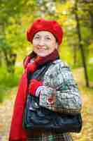 Photo gratuite femme dans le parc d'automne