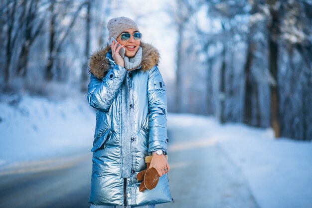 Femme dans un parc d&#39;hiver, parler au téléphone