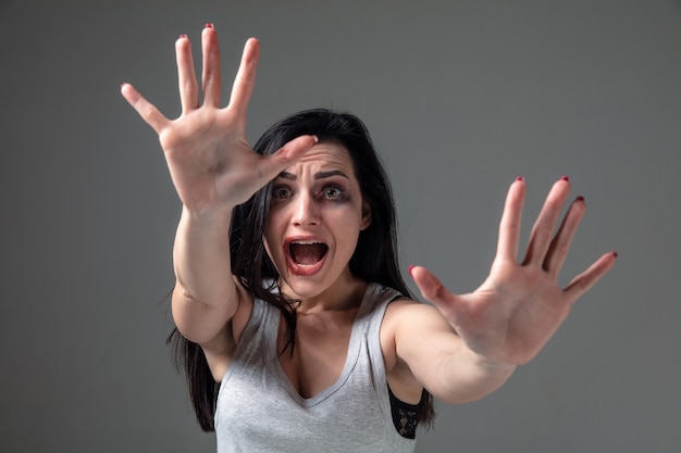 Photo gratuite femme dans la peur de la violence domestique et de la violence, concept des droits des femmes