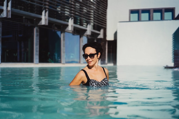 Femme dans la piscine