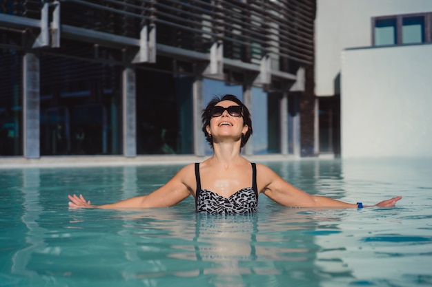 Femme dans la piscine