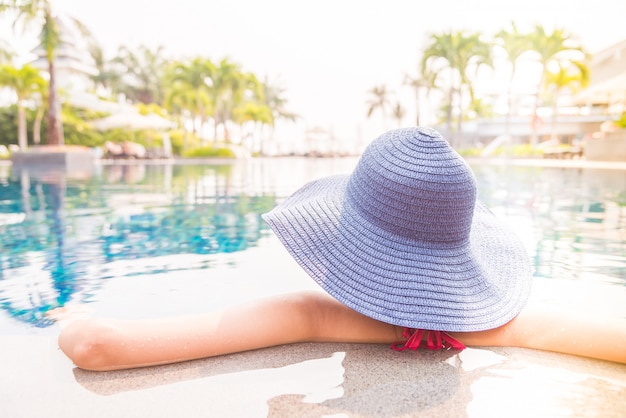 Femme dans piscine