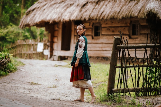 Femme Dans Une Robe Brodée Marchant Dans La Cour