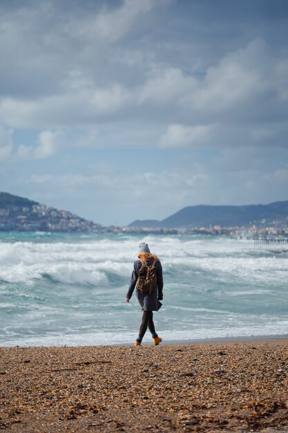 femme, dans, robe noire, debout, devant, sein, plage, pendant, jour