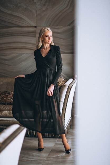 Femme dans une robe noire fantaisie