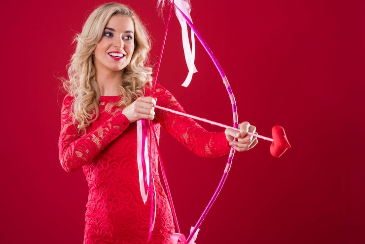 Photo gratuit femme dans le rôle du cupidon