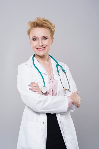 Femme dans un rôle de médecin