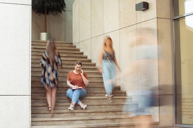 Femme dans la rue, mode de vie