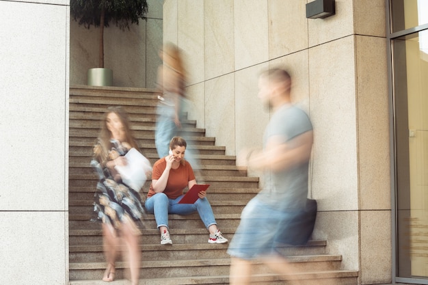 Femme dans la rue, mode de vie