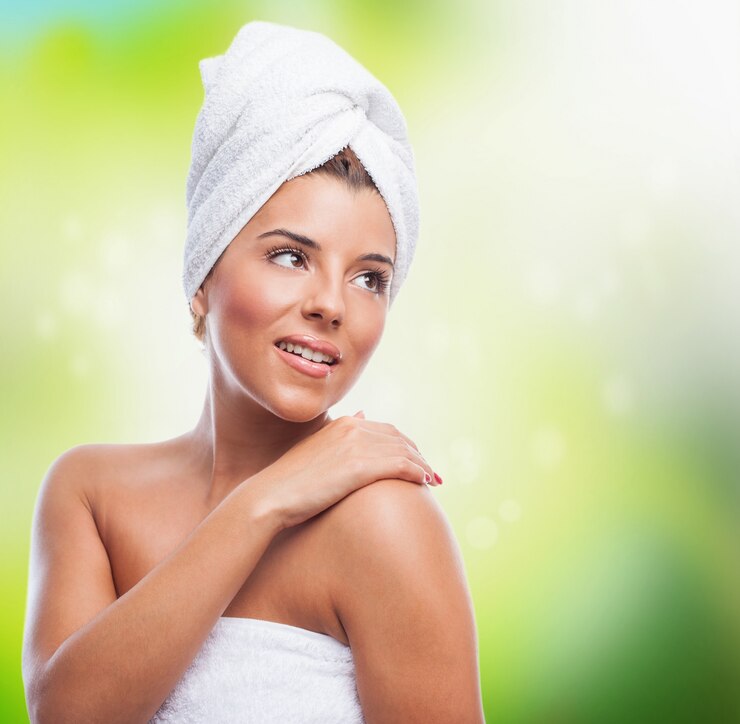 Photo gratuit femme dans une serviette avec un sourire parfait